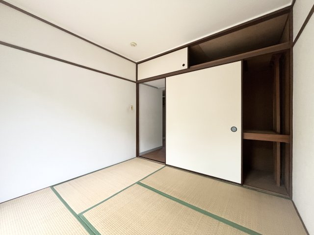 南側、約4.5帖の和室。収納を活かしながら、寝室や個室など幅広い用途で利用できます。