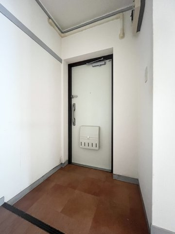 玄関から室内を見た様子。シンプルな空間で、住まい全体を自分好みに仕上げられます。