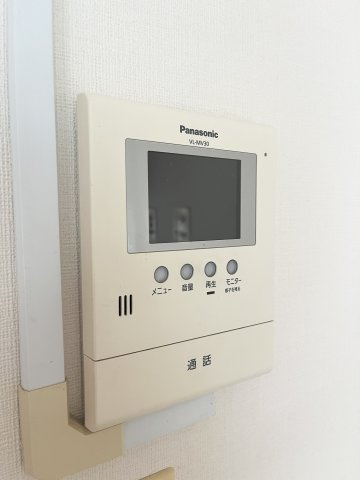 来訪者の様子を室内から確認できるTVモニター付インターホンを備えています。