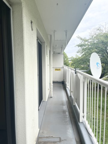 奥行きのあるバルコニー。目の前には緑が広がり、2階ながら開放感を感じられます。