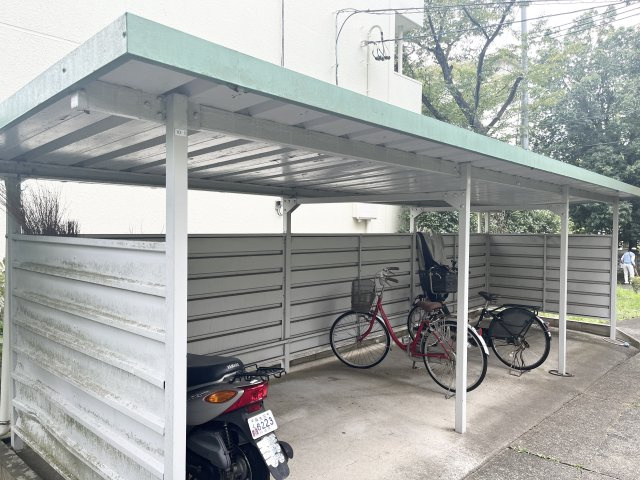 屋根付きの駐輪スペースを設置。自転車を利用する方にも便利な共用設備です。
