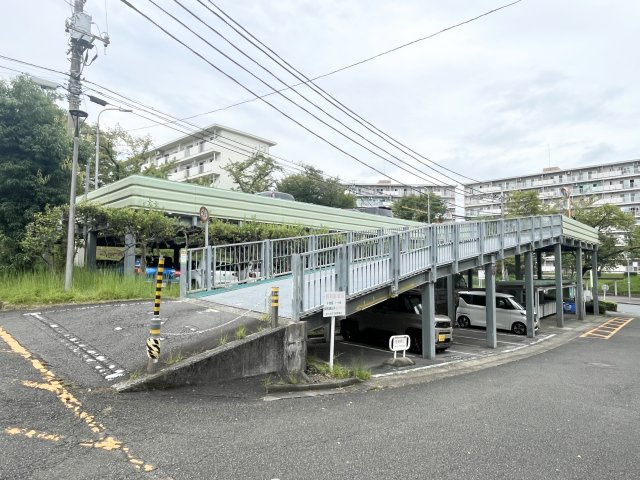 敷地内駐車場の様子。団地内はゆとりある配置で、開放感のある住環境です。