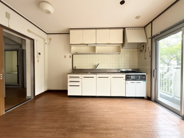 バルコニーに面した明るいダイニングキッチン。隣接する和室とつなげたリフォームプランもおすすめです。