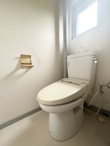 窓のあるトイレ。自然光を取り込めるほか、窓を開けて換気できるのもうれしいポイントです。