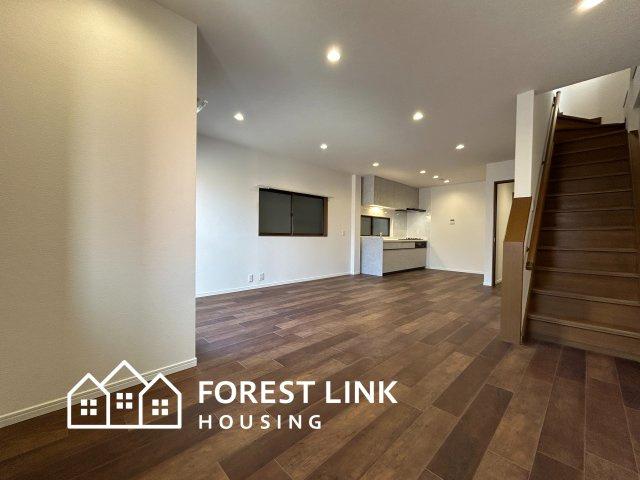 落ち着いたグレーのキッチンは、どんな家具とも相性が良く、LDK全体をワンランク上の上質な空間に引き立てます。