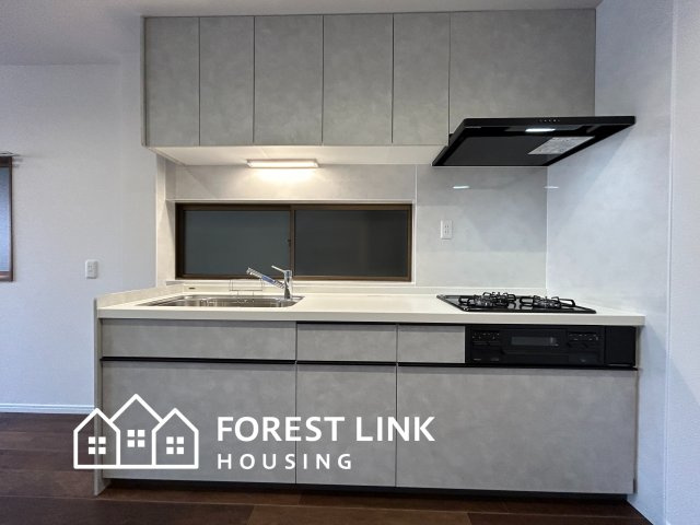 落ち着いたグレーのキッチンは、どんな家具とも相性が良く、LDK全体をワンランク上の上質な空間に引き立てます。一日の疲れをリセットするのにふさわしい、贅沢なプライベート空間です。