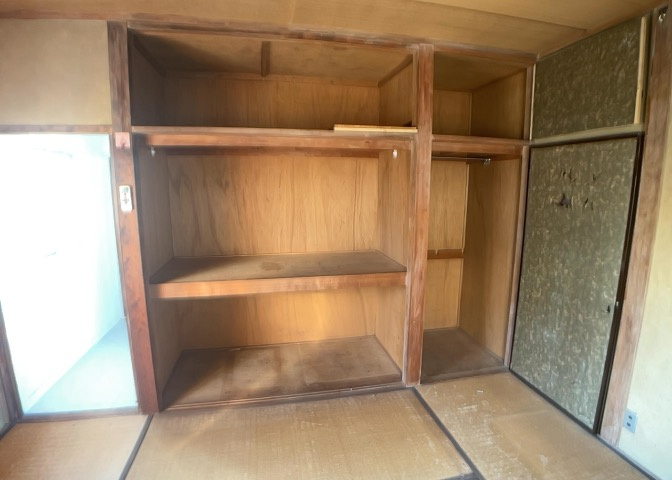 デザイン性を重視しすぎて収納が少なかった！なんてことにならないため、事前に現地で収納の数を確認しておくことをお勧めします。クローゼット以外にも床下収納や屋根裏収納、パントリーなどもチェックしましょう。