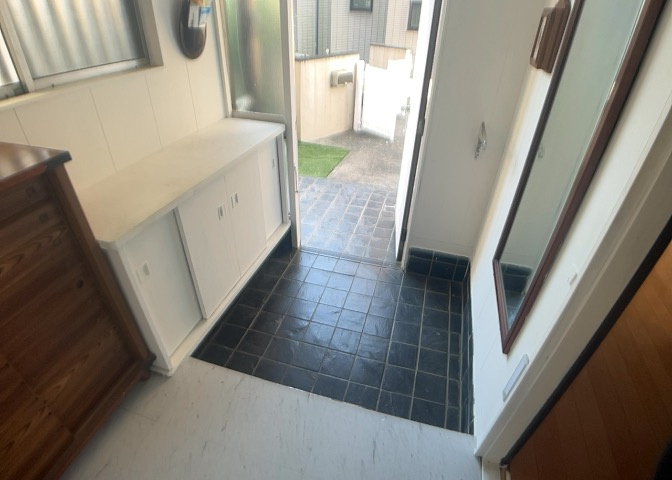 玄関は家の顔でもあり、家族以外の目にも止まる場所です。玄関は外との間を仕切る扉、靴などをしまっておく収納スペース、靴脱ぎのたたきスペース、来客とのやり取りをするドアホンなど複数のアイテムからなります。