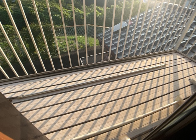 バルコニーは、室外の専用スペースのうち、「屋根がなく開放された空間」であるものを指します。ベランダより広いタイプのものが多く、日当たりもよいため家庭菜園などを楽しみたい人にとって適した環境となります。