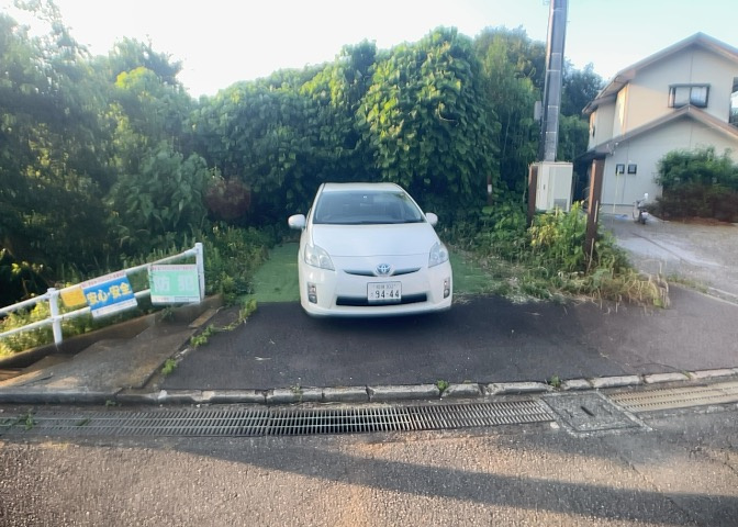 駐車場と明記されていても、最小スペースでつくられた駐車場だと大型車は駐車できなかったり、出入りしにくくなったりする可能性があります。お車のサイズと購入したい物件の駐車場のサイズを現地で確認しましょう。
