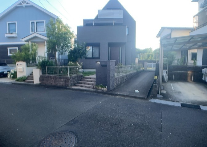 住宅用の土地では前面道路に2m以上接していなければならないと法律で定められています。しかし、お持ちの車のサイズやライフスタイルなどにより、2mでは利便が悪い場合もございますので、事前に確認しましょう。