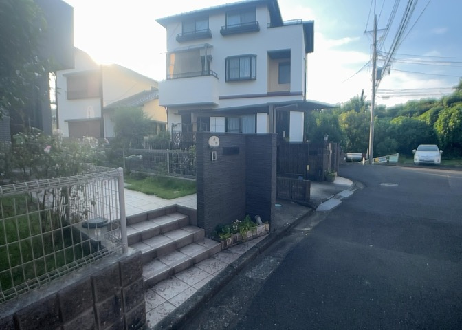 お持ちの車種によっては前面道路が広い方が便利でしょう。しかし、前面道路が広ければその分交通量が多くなるため、騒音などが気になる場合があります。実際に現地を見学し、周辺交通量や騒音などを確認しましょう！