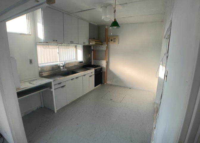 ダイニングは、食事や家族の団らんスペースとしてだけではなく、ほかの用途としても使用することができます。ダイニングテーブルを置き、食事のためのスペースを作ることでリビングとの差別化を図ることができます。