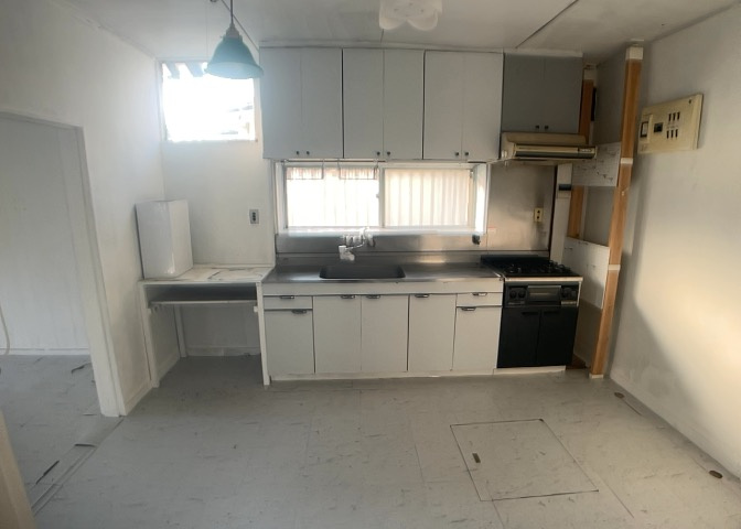 ダイニングにはダイニングテーブルセットなどを置くことが多く、間取りにおいて「D」と略記されますが、食事を作るときの作業場として使用したり、朝食を食べたりするときだけに使われるケースも少なくありません。