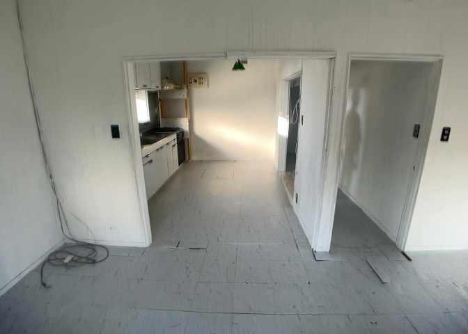 DKの物件でも広く見せたい方は、ダイニングスペースを広く使えるように工夫しましょう。低めのダイニングソファを置くと、家具の圧迫感が減り、広く見せることができ、ダイニングをリビングのように使用できます！