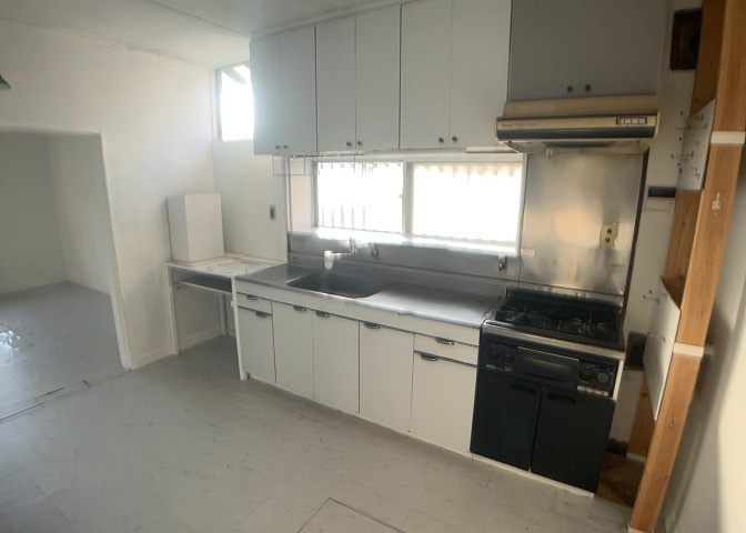 ダイニングとキッチンの間を扉や壁などで仕切らず、一体化させた間取りです。キッチンカウンターがついている物件ならば、食事をキッチンカウンターで取ることで、ダイニングスペースをリビングとして使用できます。