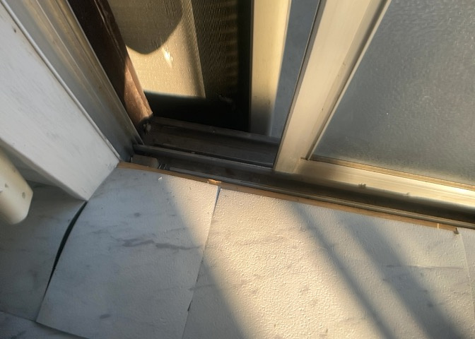 サッシは、ガラス窓に使用される金属製の窓枠です。一般的に住宅建築では、金属製建具工事の段階でガラス類・玄関などと同時に設置されます。種類や構造により断熱性能や遮音性能が異なるので現地でご確認ください。