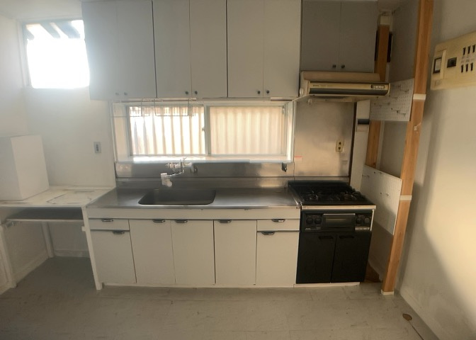 標準的なシステムキッチンの横幅は、165cm～300cm程度です。2100・2400・2550・2700などミリ単位で表記されます。普段どのように料理をするのかを想定しながら合ったサイズを選びましょう