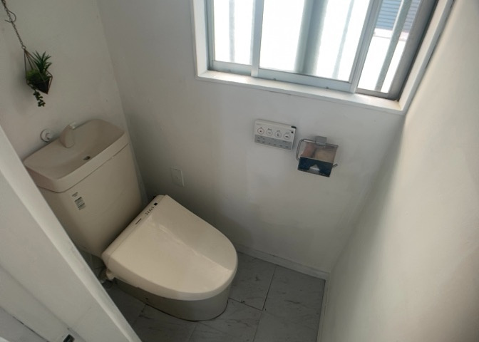 トイレは大きさや形、機能、抗菌性などが異なる多種多彩なタイプが各メーカーから出ています。それぞれに良さがあるため、事前にどういったタイプのトイレがいいのかをご家庭内で決めて、内見に行くといいでしょう。