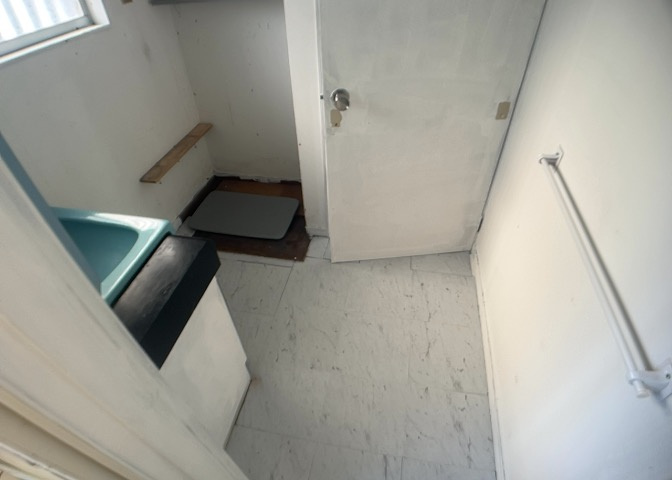 多くの戸建て住宅で見かける洗面脱衣所は、洗面台と洗濯機が2畳ほどのスペースに並べられていて、洗面所が脱衣所を兼ね備えている間取りが一般的です。お客様が利用することもある、パブリックな空間でもあります。