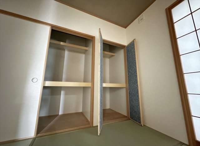 ティッシュやおむつなどかさ張るものもたっぷり収納できるリビング収納1階和室の押し入れ。　物を分けて収納でき、整理整頓しやすいダブル収納です。