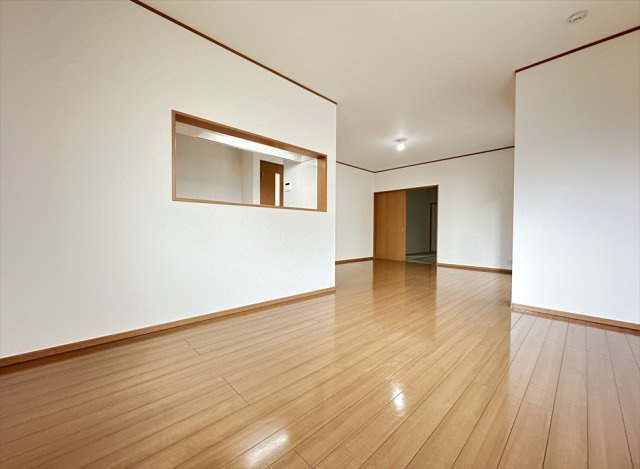 くつろぐ場所と食事をする場所が自然と分かれるのでメリハリのある住空間。　階段がリビングの外にあるのでリビングの音や声が2階に響きにくく、2階でのテレワークやお子様の勉強も捗ります。