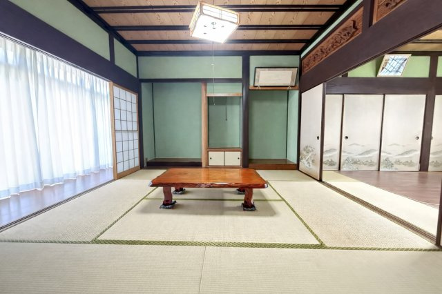 広縁と続く開放感ある和室。大きな窓面から自然光が入り、日中は照明いらずの明るさ。床の間や押入も備え、収納力と和の趣を兼ね備えた空間。来客用のお部屋や多目的スペースとしても活躍！