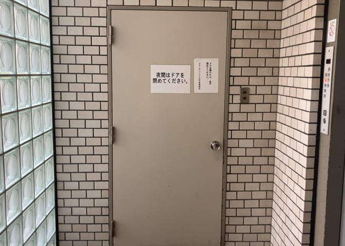 受付はマンションコンシェルジュがいる場合もあれば、管理人が滞在する小部屋を総称して呼ぶことがあります。主にエントランスに設置されていることから、防犯面でも期待ができます。防犯設備がない場合はより安心！