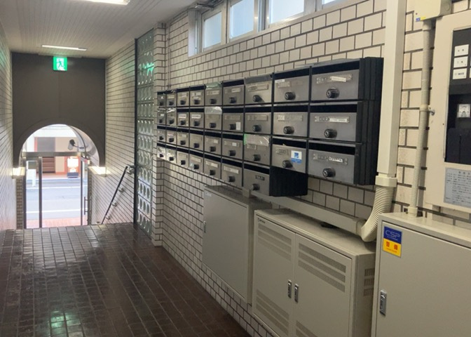 エントランス付近に設置されている集合ポストは、住んでいる部屋と離れているため、ポストをあさるなど誰かに何かされていても被害に気づきにくいです。入居する時には他人に特定されにくい番号で鍵をかけましょう！