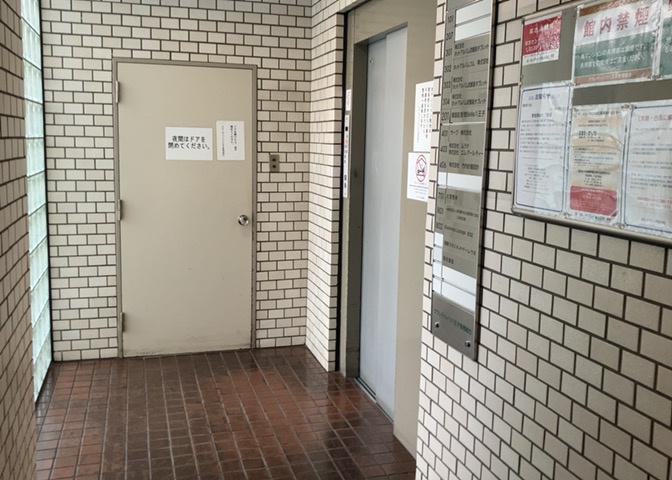 ロビーというと、エントランスと何がちがうの？と思いますよね。実はロビーとエントランスには明確な決まりはありません。物件によっては、エントランスを入って広がるある程度の広さのある空間がロビーとなります。