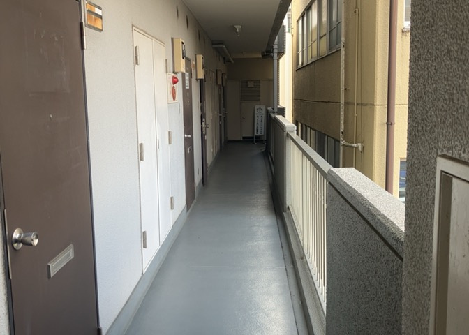 共用部分は、一棟の建物に住む区分所有者全員が共同で所有するとし、共用部分の管理、補修などは、区分所有者で形成される管理組合が行います。個人の判断で勝手に変更することはできませんので覚えておきましょう。