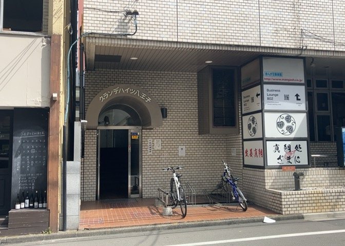 道幅が広い場所は日当たりや風通が良好です。幅が広いのですれ違いも可能ですし大きな車でも駐車可能！一方で、大型車が通ることも多くなるため交通量の増加により騒音に繋がります。また土地の値段が高くなります。