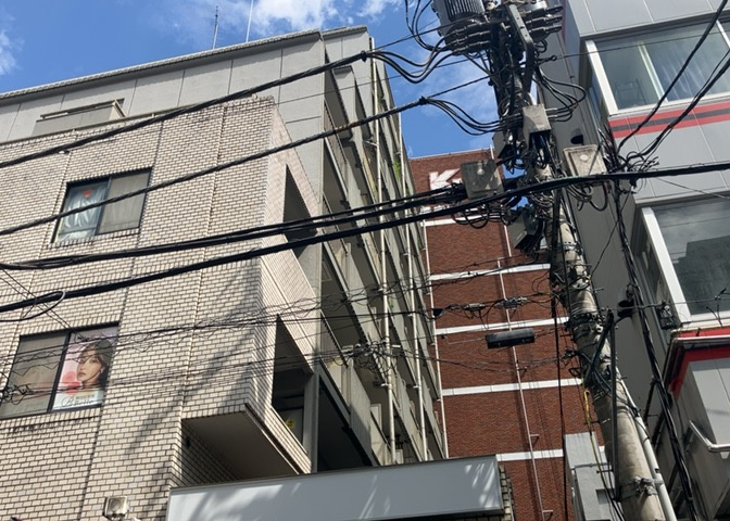 ＲＣ造、Reinforced　Concreteは直訳すると補強されたコンクリートです。主に柱や梁・床・壁が鉄筋とコンクリートで構成おり、鉄筋を組んだ型枠にコンクリートを流し込んで固めたものを指します。