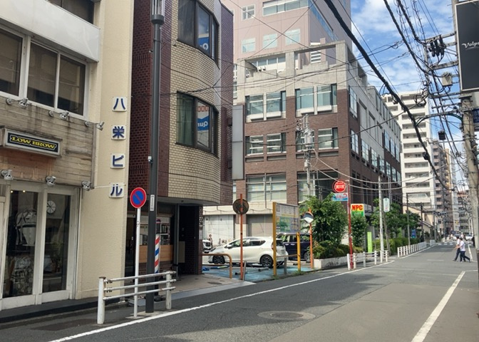 眺望を気にして物件を探す場合、前面に建物が建っていないか現地で確認しましょう！前面に建物があると景色はもちろん、日当たりや風通しにも影響が出てきます。住んだ時のことを想像しながら現地見学をしましょう。