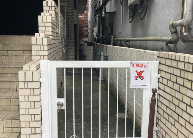 共用部分は、一棟の建物に住む区分所有者全員が共同で所有するとし、共用部分の管理、補修などは、区分所有者で形成される管理組合が行います。個人の判断で勝手に変更することはできませんので覚えておきましょう。