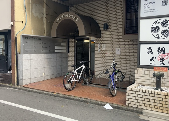 車一台あたりに必要なスペースは、標準サイズの普通自動車で横幅2m50cm、長さ5mは必要になります。ただし、乗降のことも考慮して横幅3m30cm、長さ5m50cmほどは確保できるところを選びましょう。