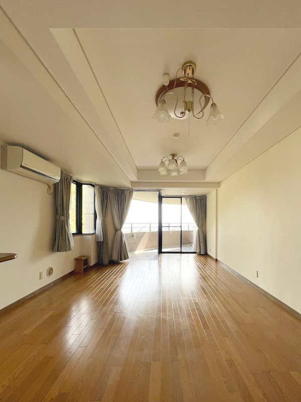 約14.8帖のリビングは光がしっかり入ります◎