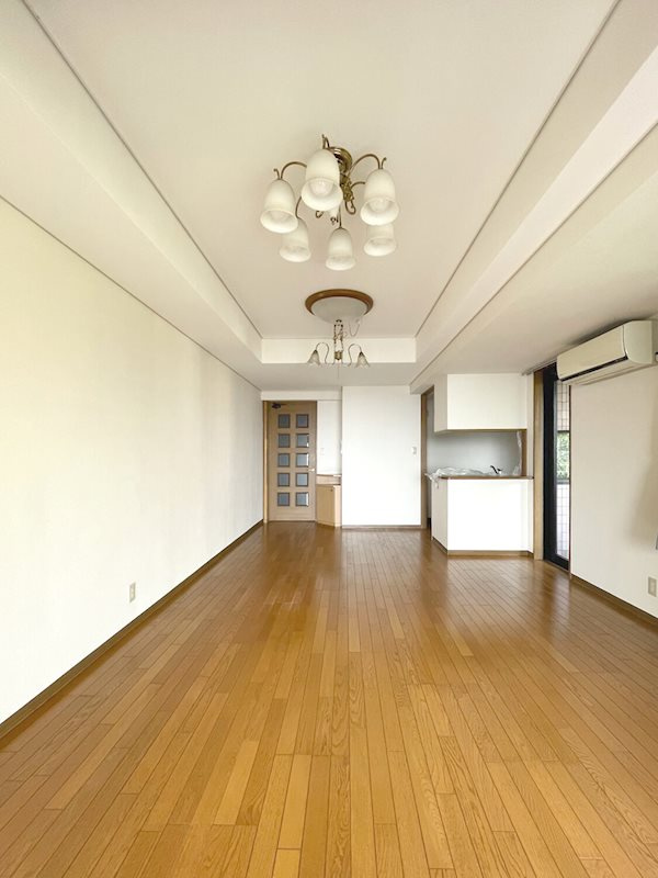 約14.8帖のリビングは光がしっかり入ります◎