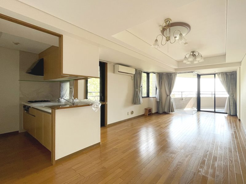 約14.8帖のリビングは光がしっかり入ります◎