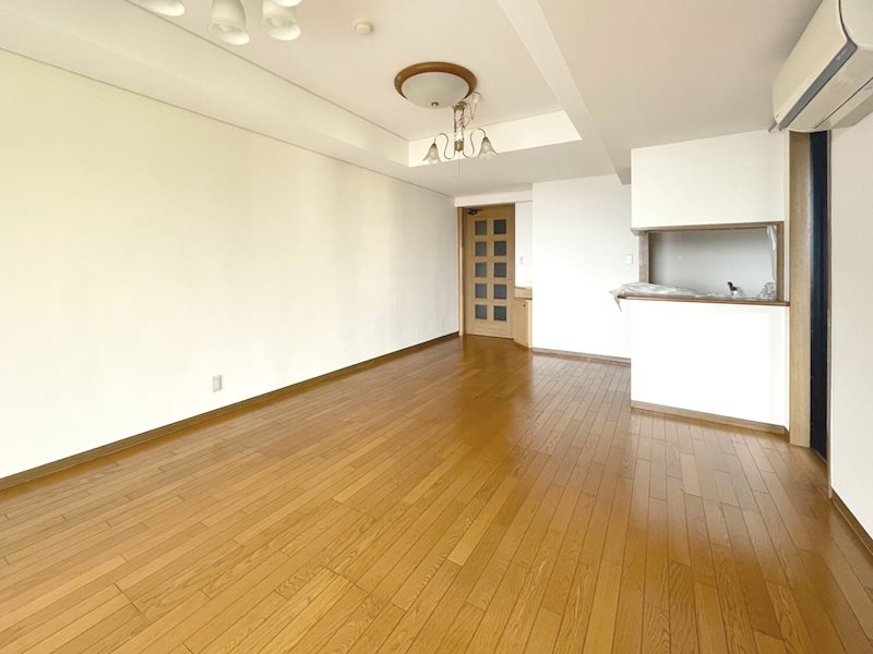 約14.8帖のリビングは光がしっかり入ります◎