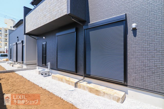【防犯設備】現地完成写真。1階リビングには雨風の強い日にも役立つ防犯シャッターがついています。