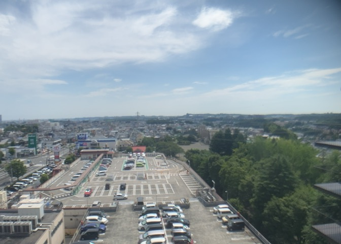 11階建て最上階からの素晴らしい眺望です。周囲に高い建物が少なく、晴れた日には遠くの山々や広がりのある空を見渡せます。日々の生活の中で開放感あふれる景色を存分に楽しめる、本物件ならではの大きな魅力です