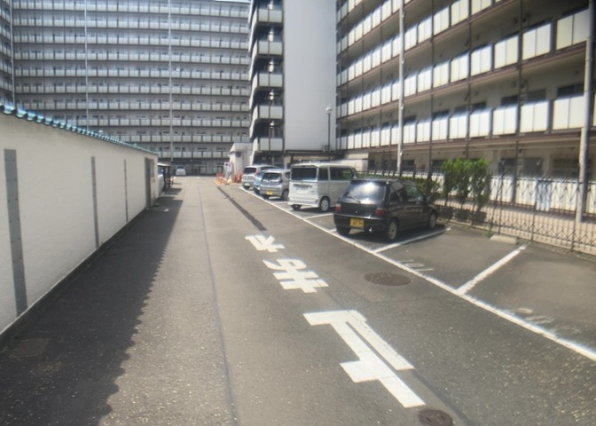 敷地内に設けられた駐車場スペースです。利用状況や空き区画については変動がございますので事前にご確認ください。お車をお持ちの方や、車での買い物やドライブを楽しみたい方にも便利な敷地内設備となっております