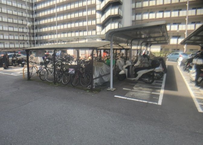 敷地内に設置された屋根付きの駐輪場です。京王高尾線の狭間駅やめじろ台駅までの移動はもちろん、近隣の椚田公園や商業施設へのお出かけにも自転車が活躍します。利用条件の最新状況はお問い合わせください。