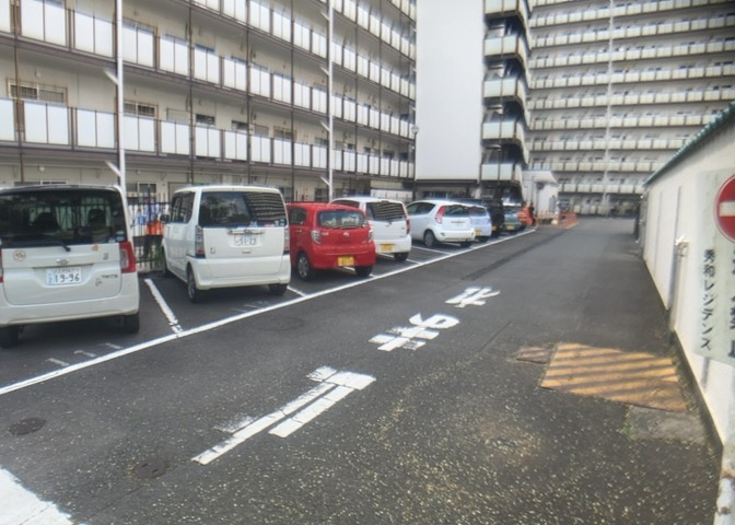 マンション敷地内に確保された平置きの駐車場エリアです。車の出し入れがしやすく、大きな荷物の積み下ろしにも重宝します。月額4、500円にてご利用いただけますが、最新の空き状況はお問い合わせください。