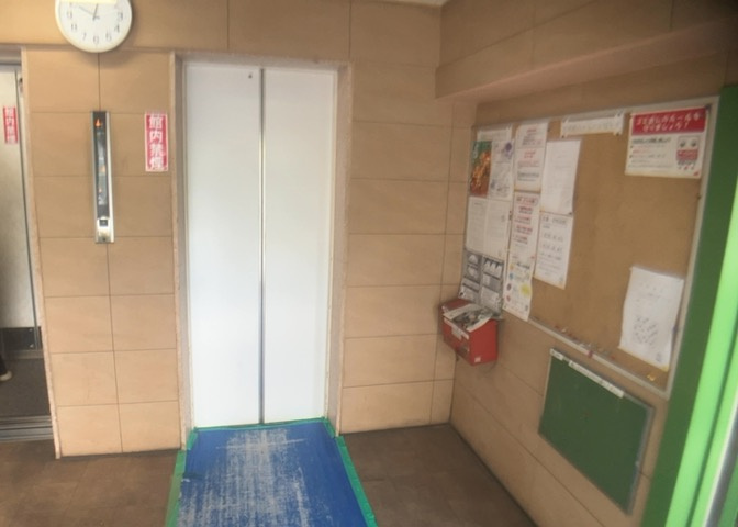 共用部分に設置された集合設備や掲示板など、生活をサポートする各種設備が整っています。管理組織による定期的なメンテナンスが実施されており、居住者様が安心して日々を暮らせる体制が維持されています。