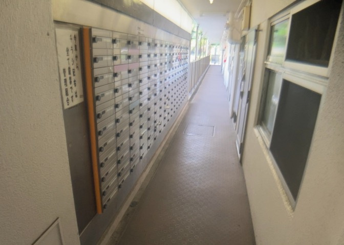 1階共用部に設置された集合郵便受けです。各住戸ごとにしっかりと区画分けされており、日々の郵便物やチラシの受け取りもスムーズに行えます。掃除が行き届いており綺麗に管理されている共用スペースです。