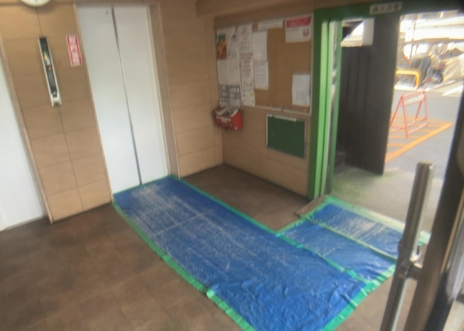 共用部に設けられた居住者様向けのラウンジ・休憩スペースです。ちょっとした待ち合わせや住民同士の歓談の場として利用できます。管理が行き届いた快適な空間で、落ち着いた時間をお過ごしいただけます。