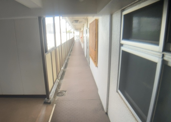 共用廊下や階段などの共用部分です。清掃が行き届いており綺麗に保たれています。11階建ての建物にはエレベーターも完備されており、最上階の11階までスムーズに移動でき快適な日々を過ごしていただけます。