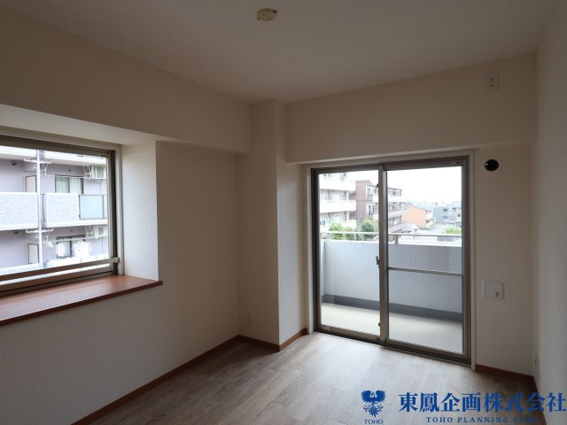 窓が多く明るいお部屋。
